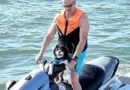 Florida: Pas i vlasnik voziće se na vodenom skuteru kako bi prikupili novac za spasavanje životinja